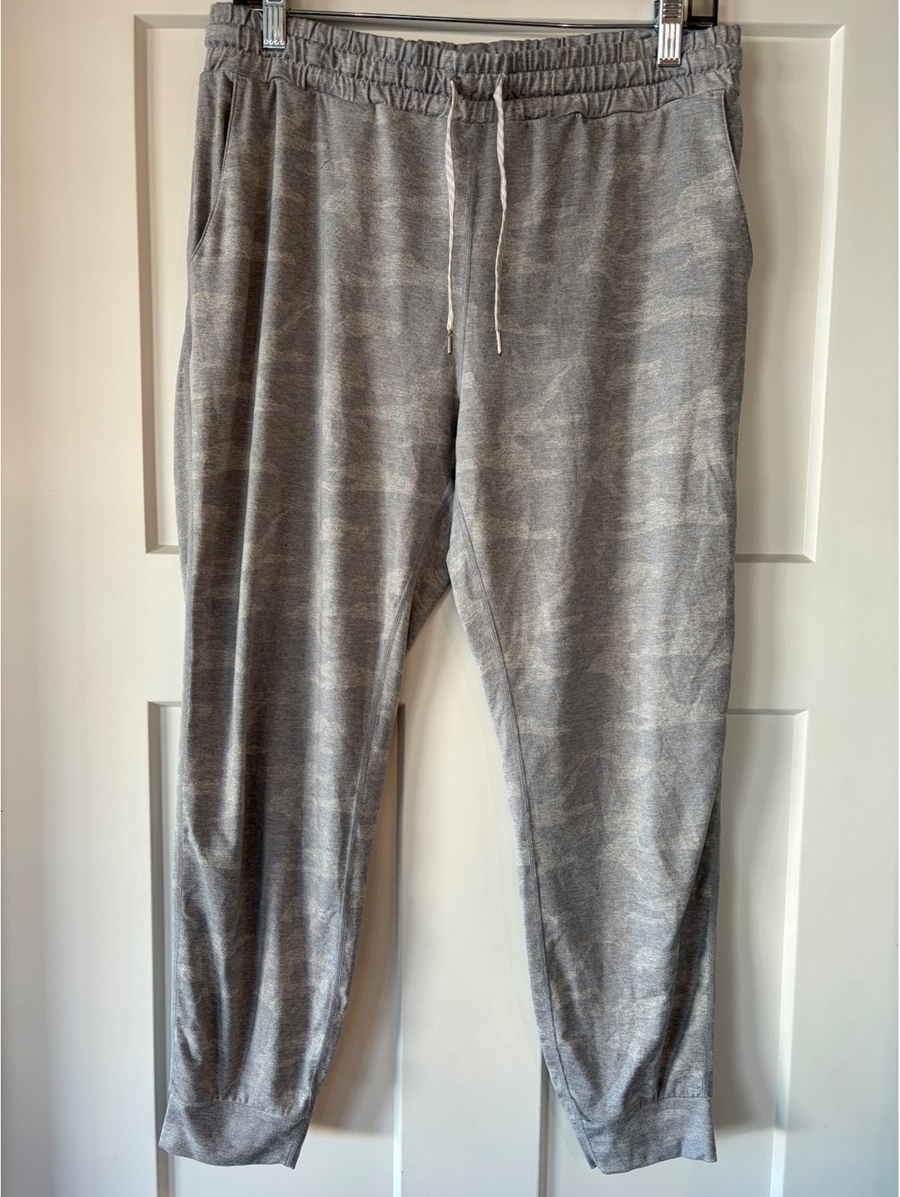 Vuori Performance DreamKnit Jogger — Heather Grey Camo, Size M